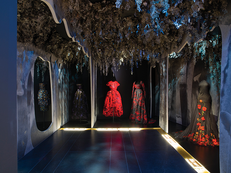 오트 쿠튀르 작품들이 전시되어 있다. ©Kristen Pelou