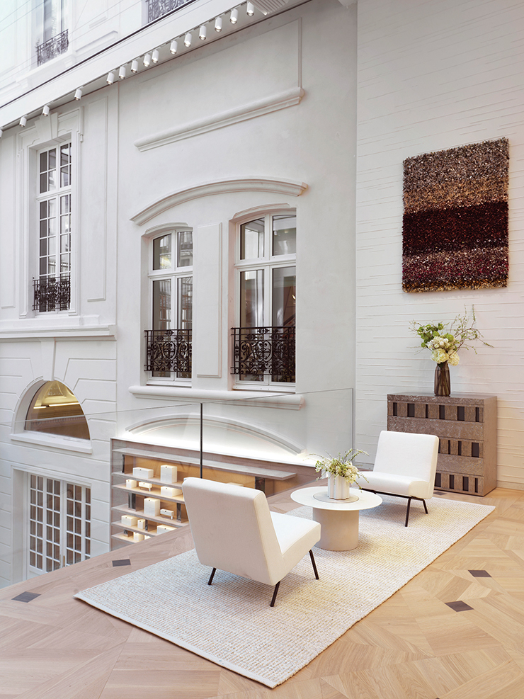 곳곳에 장식된 아트워크 페인팅. ©Joel Andrianomearisoa