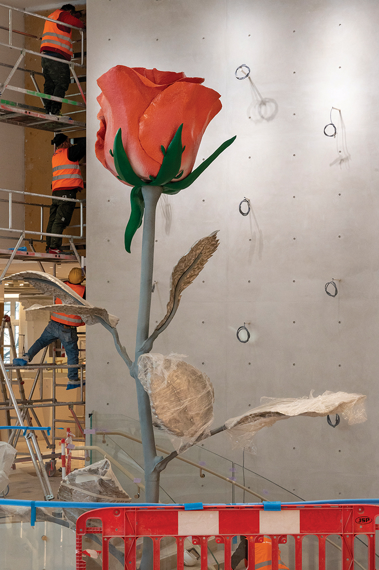 디올의 상징 장미 아트워크.© Isa Genzken