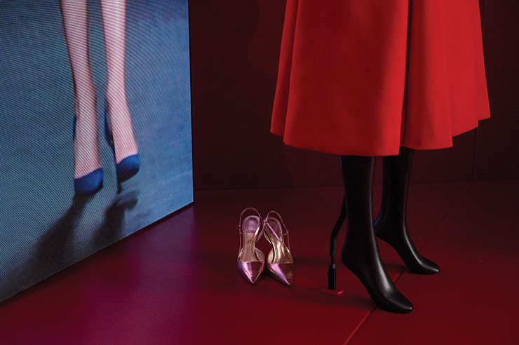 미디어 아트와 어우러진 슈즈 디스플레이. ©Nicolas Krief