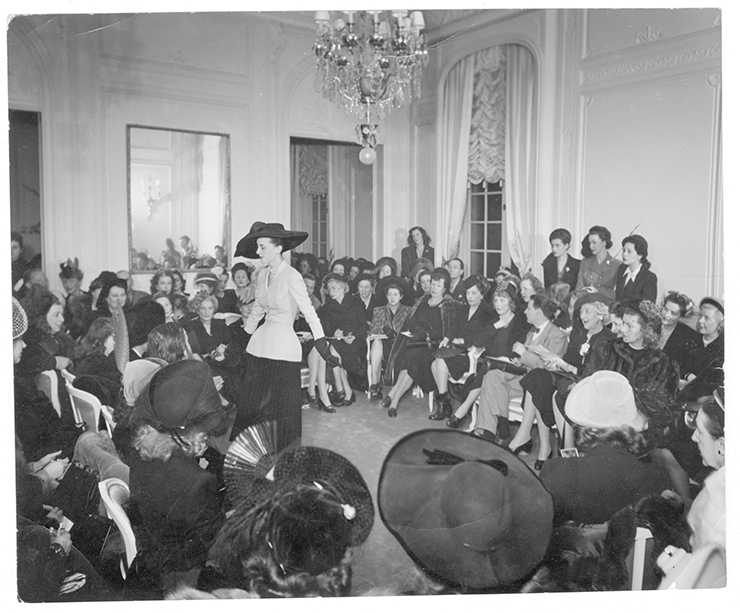 현대 패션을 이끈 혁명적인 룩을 선보였던 몽테뉴가 30번지. ©Pat English