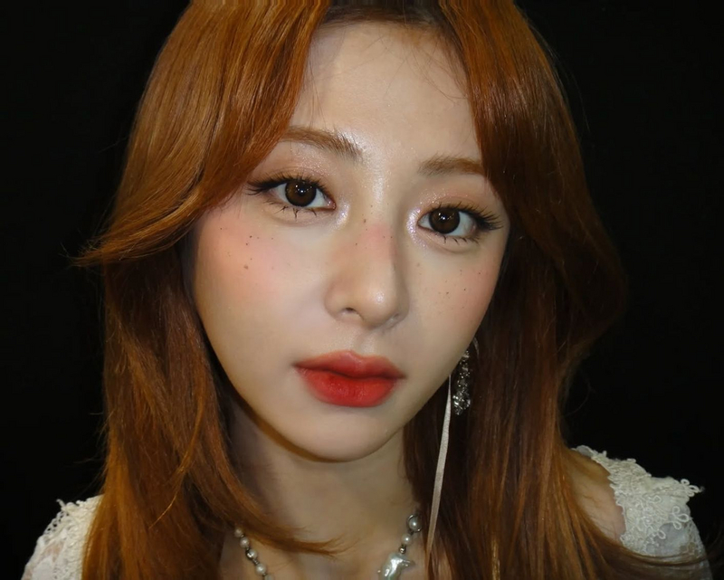 과감한 컬러와 큰 이목구비의 황금 밸런스
