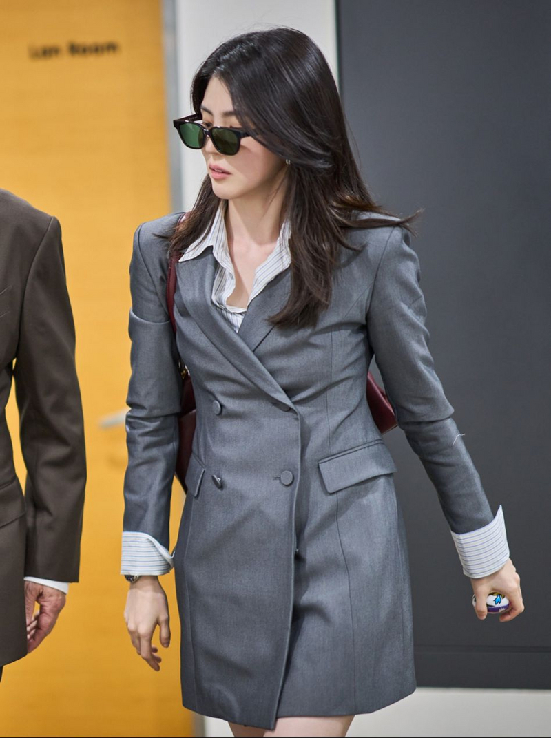 그레이 재킷 드레스에 선글라스를 더해 시크한 매력을 드러낸 한소희.