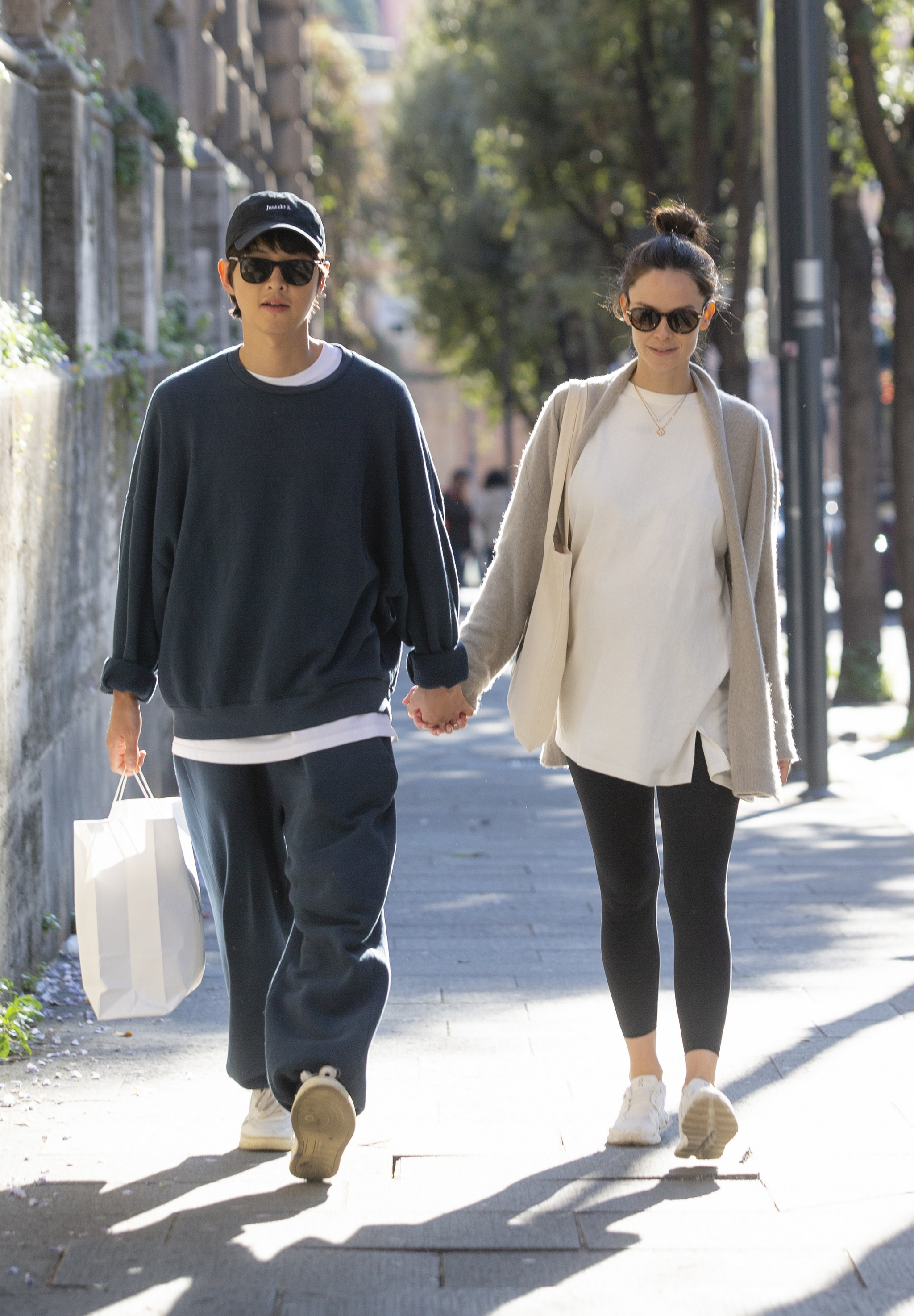 Getty Image / ROME, ITALY - APRIL 19: Song Joong-ki and Katy Saunders are seen on April 19, 2023 in Rome, Italy. (Photo by MEGA/GC Images)