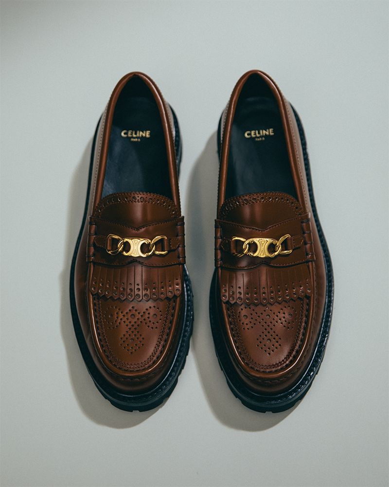 트리옹프 엠블럼 장식 로퍼는 Celine by Hedi Slimane.