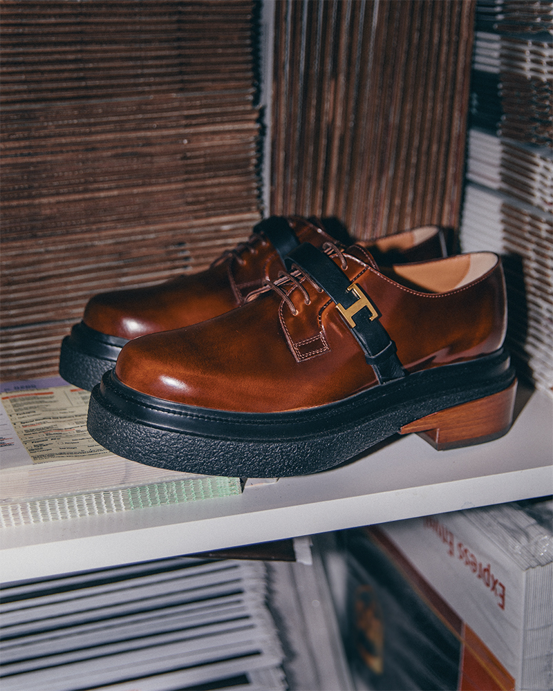 T 메탈 장식 스트랩이 특징인 슈즈는 Tod’s.
