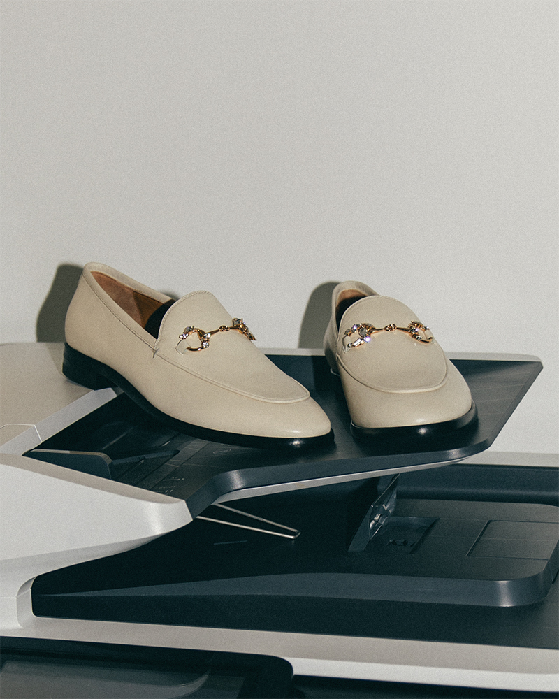 홀스빗 장식 로퍼는 Gucci.