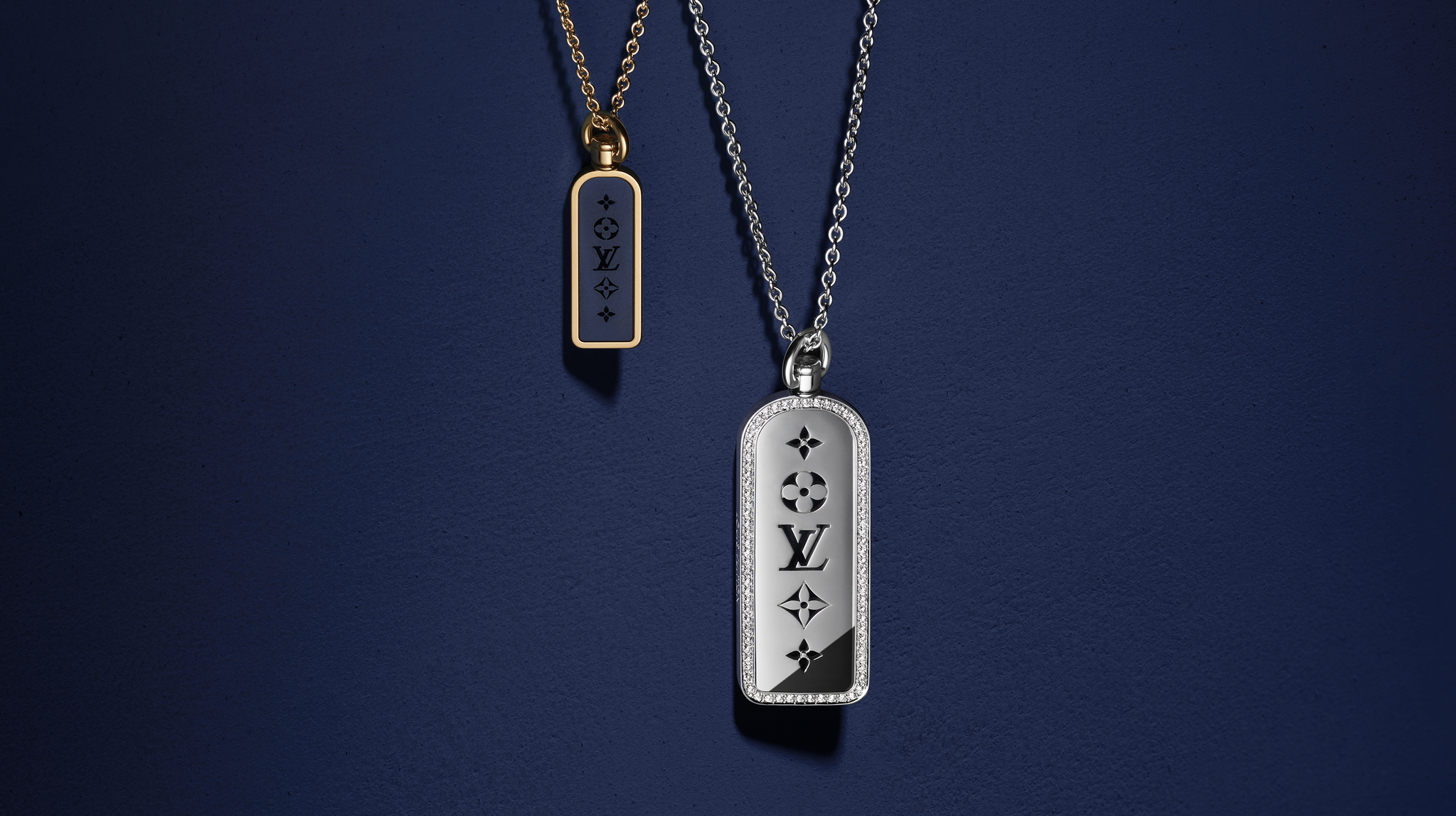 LOUIS VUITTON 레 가스통 비통 라지 택 펜던트 화이트 골드와 다이아몬드 1천4백5십만원, 스몰 택 펜던트 5백18만원.