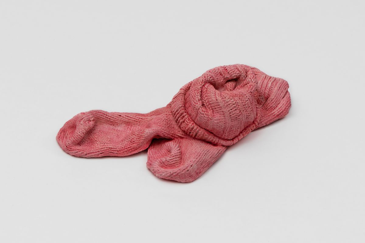 Etienne Chambaud Topos, 2024 Mineral paint and dry pigment on patinated bronze 7,5 x 25 x 16 cm Photo © Aurélien Mole 