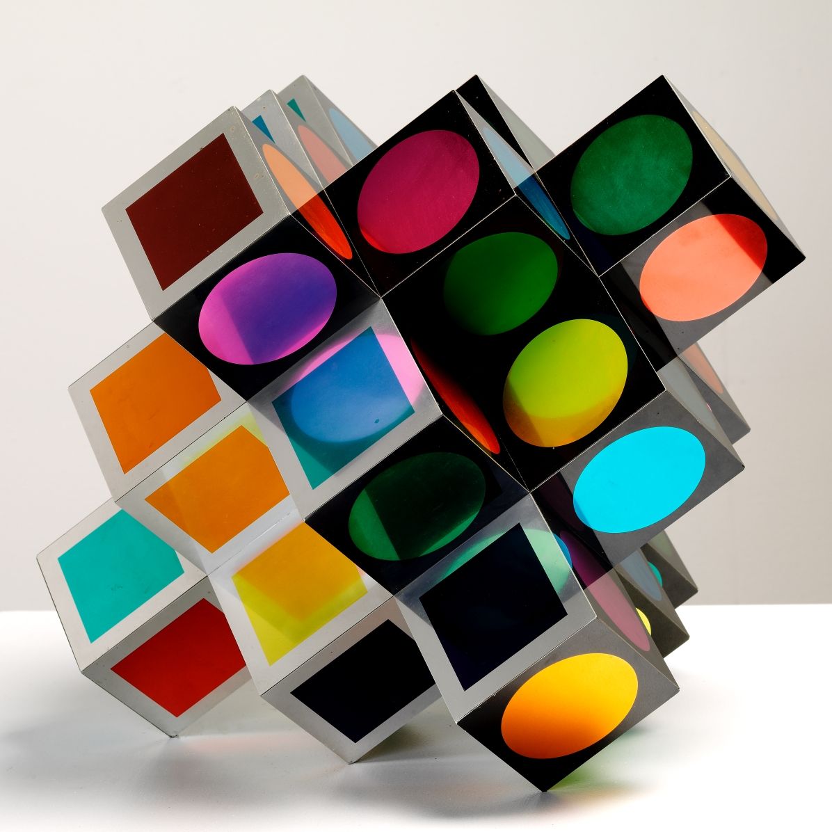<크로아-MC Kroa-MC>, 1969, 알루미늄에 실크스크린, Vasarely Museum, Budapest