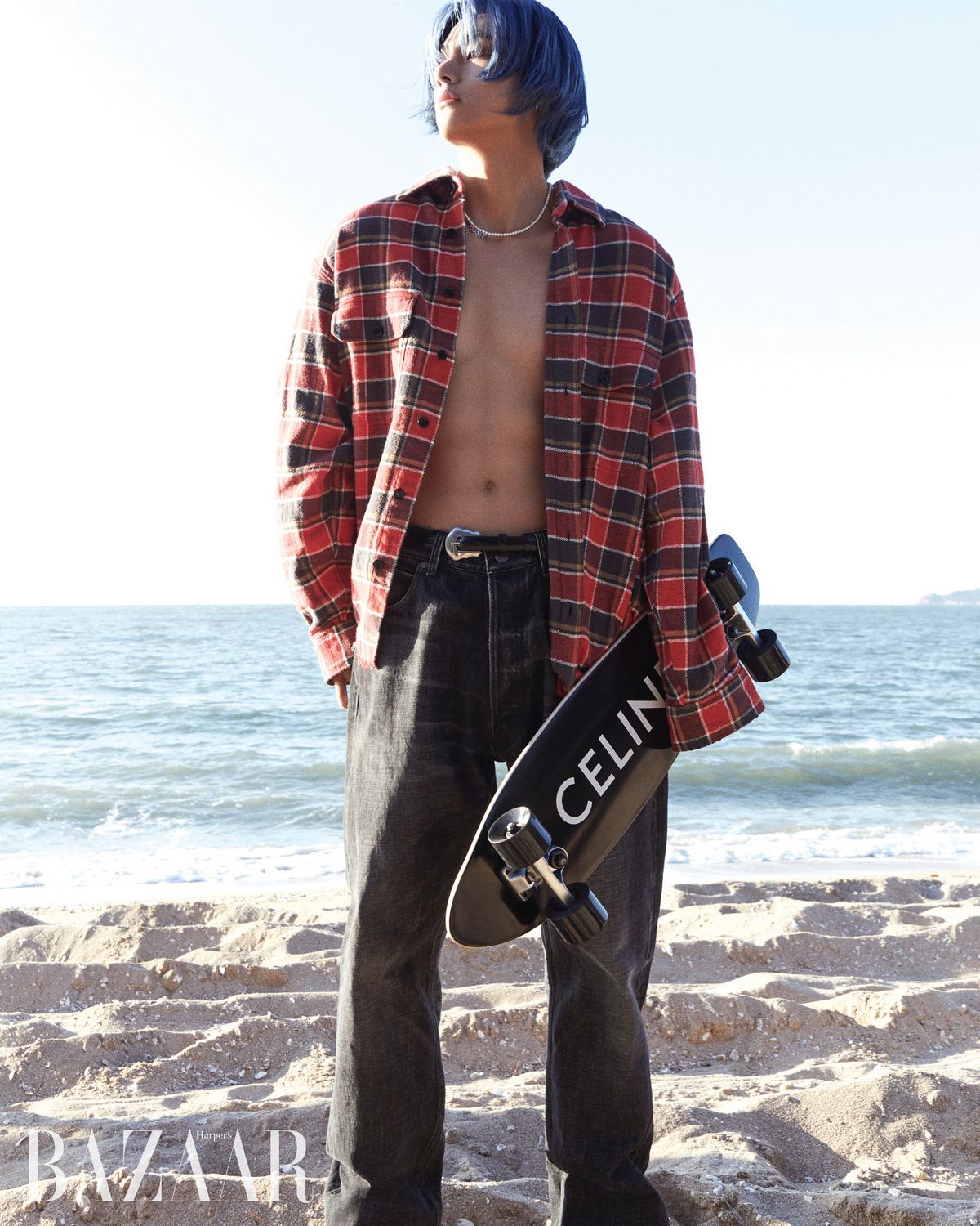 체크 패턴 셔츠, 팬츠, 왼팔에 착용한두개의팔찌,로고참장식 목걸이, 오른손 약지의 반지, 레이어드한 두 개의 팔찌, 벨트, 스케이트보드는 모두 Celine Homme. 귀고리는 스타일리스트 소장품.