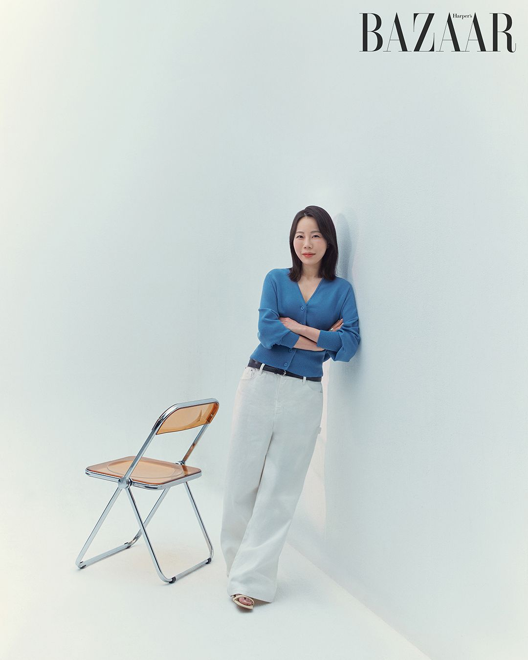 카디건은 Cos. 팬츠는 Fromwhere. 슈즈는 스타일리스트 소장품.