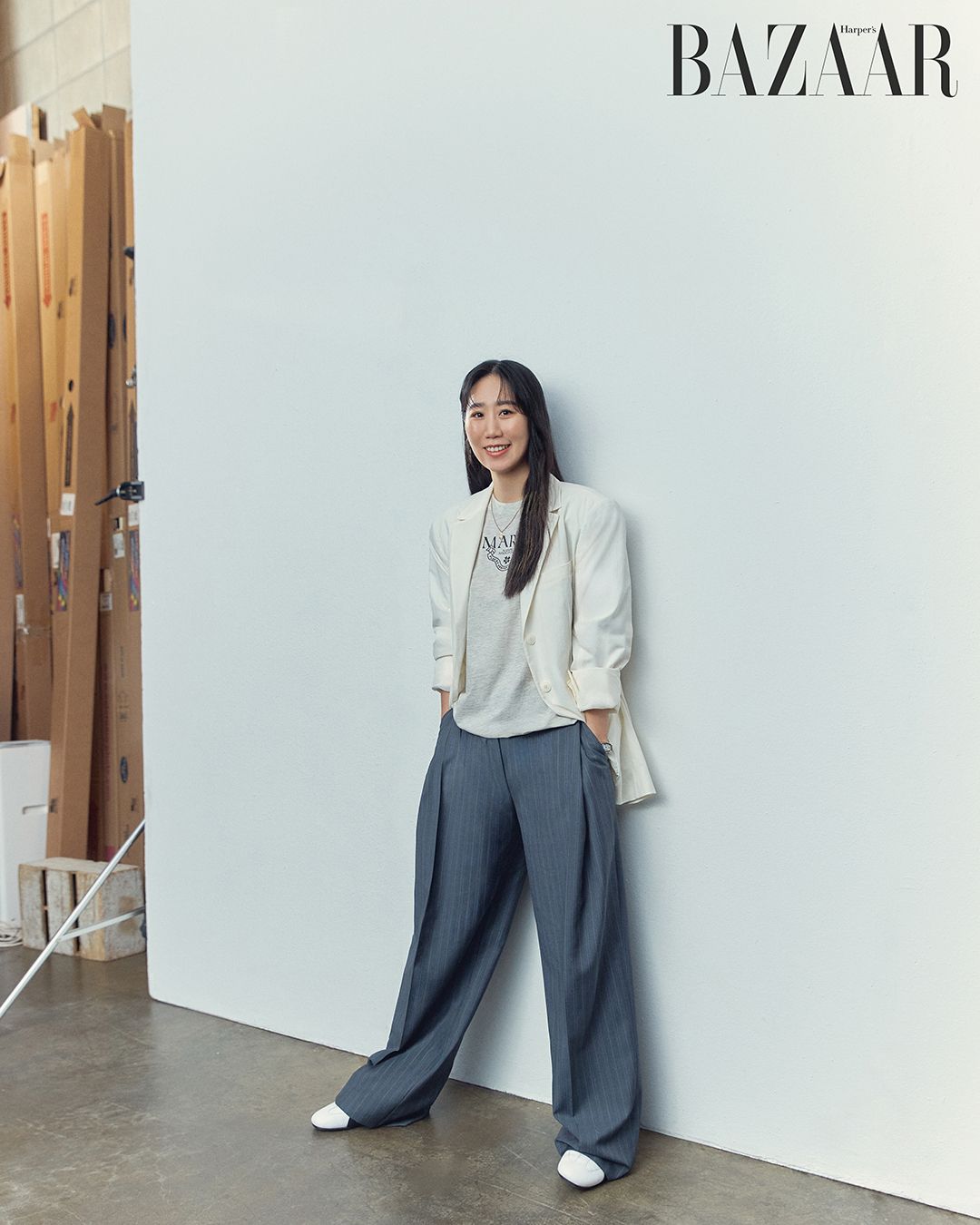 볼레이저는 Kumé. 티셔츠는 Mardi Mercredi. 팬츠는 H&M. 슈즈는 Puma.시계는 J.estina.