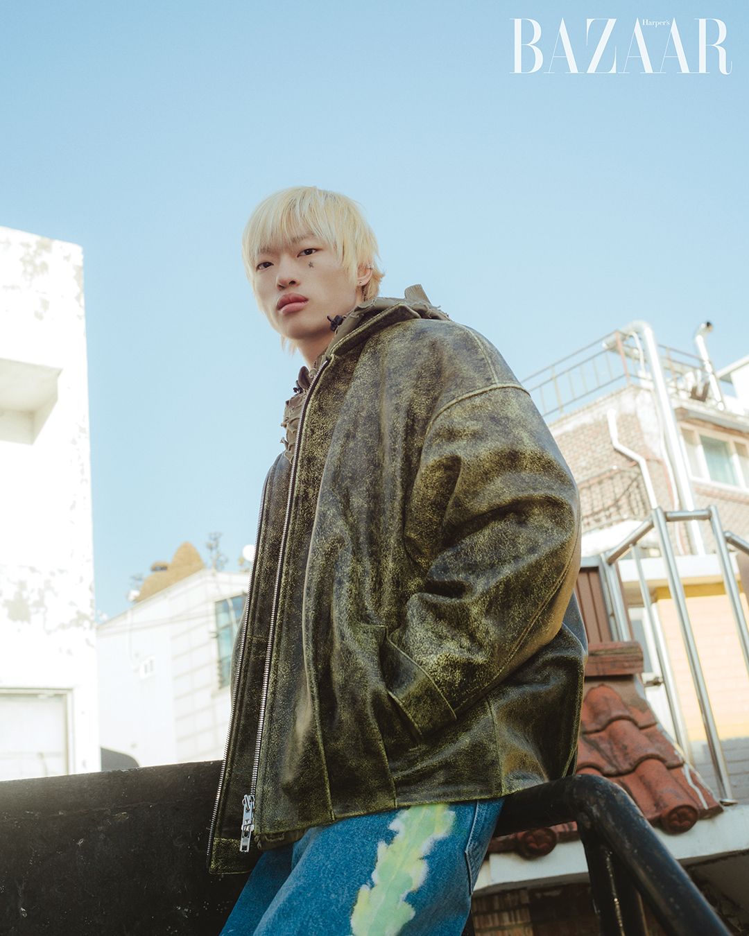 재킷은 Ourpas. 후디, 데님 팬츠는 스타일리스트 소장품.