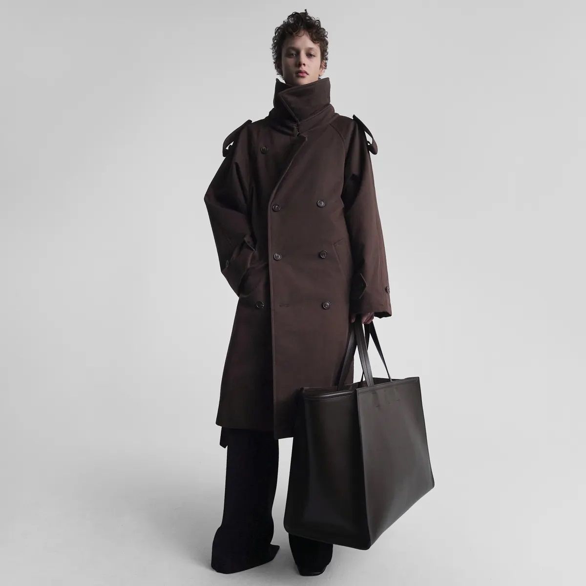 PHOEBE PHILO 패디드 트렌치 코트 초콜릿 브라운 3,200유로