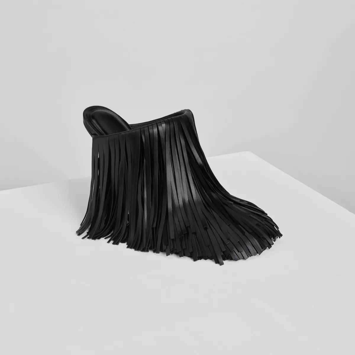 PHOEBE PHILO 하이 테슬 뮬 105 블랙 프린지 레더 1,500유로