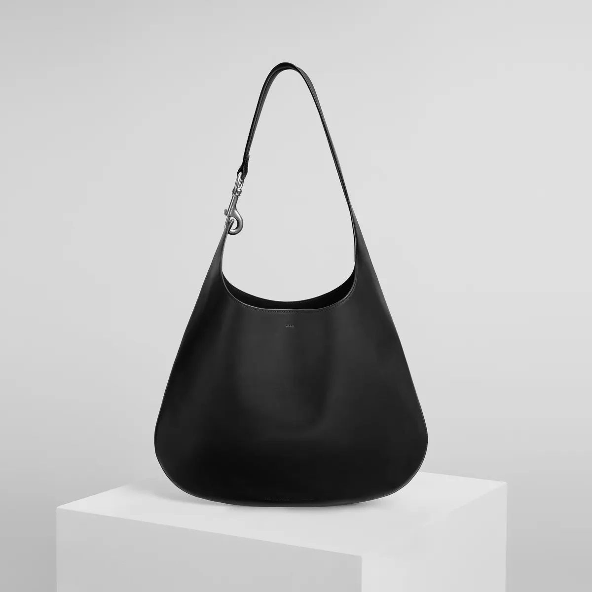 PHOEBE PHILO 빈 백 블랙 3,200유로