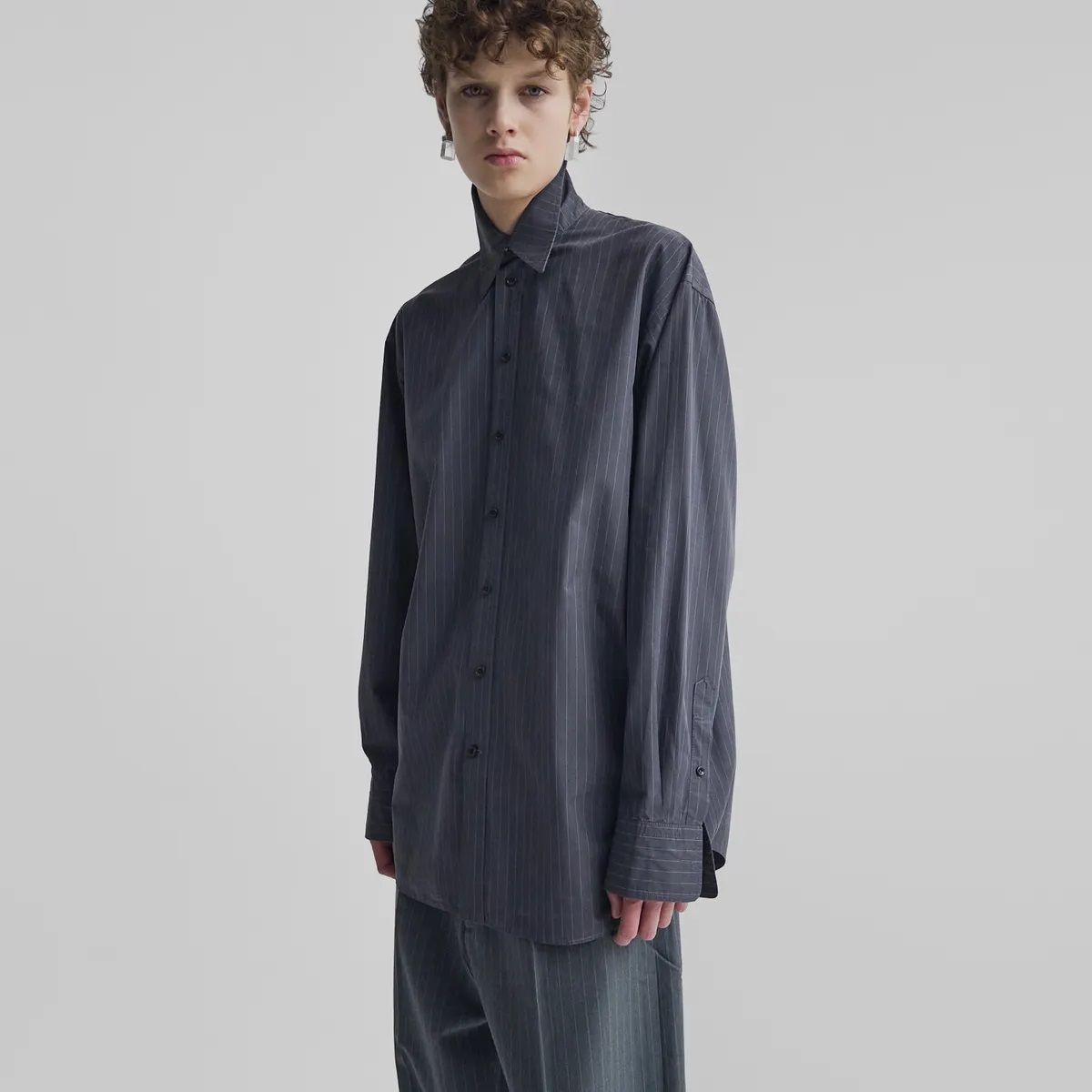 PHOEBE PHILO 업라이트 칼라 셔츠 슬레이트 그레이 850유로