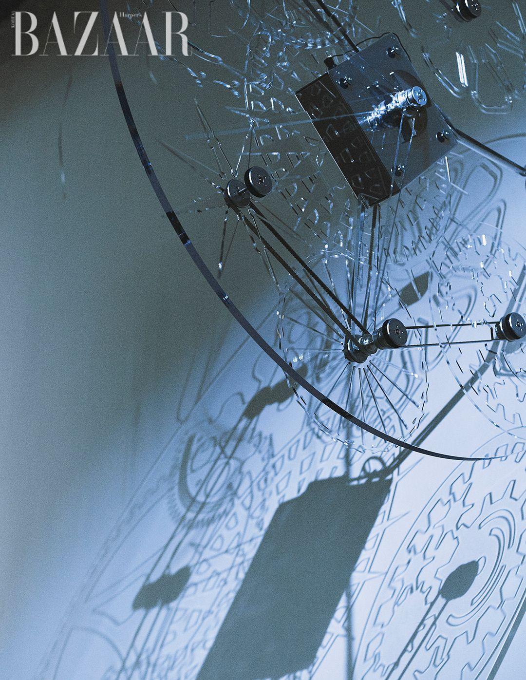 <시계 태엽>, 2020, 투명 플렉시글라스, 모터, 벨트, 160x168x20cm, 작가 및 글래드스톤 갤러리, 에스더쉬퍼, 베를린/파리/서울 제공.