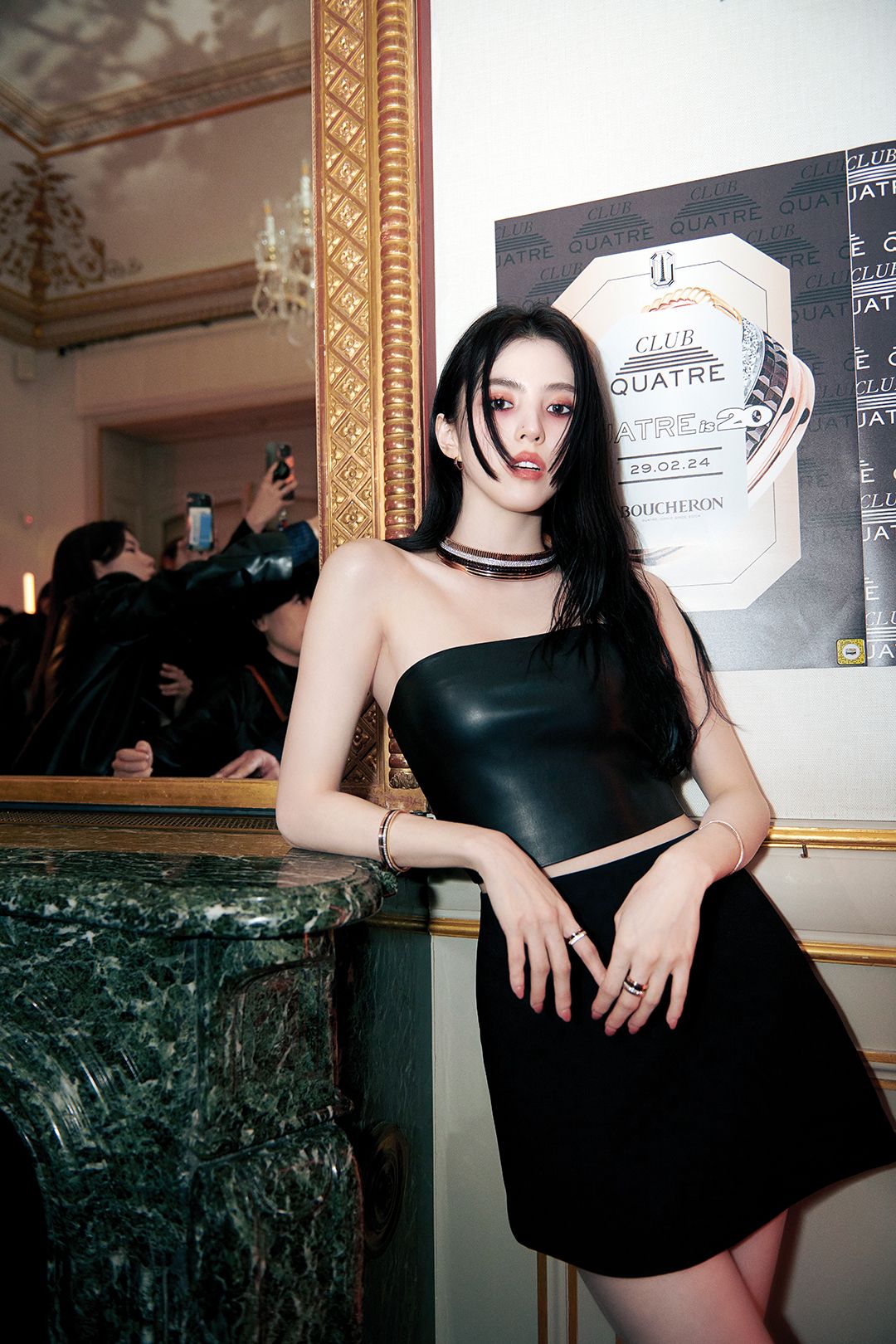 파티를 즐기는 배우 한소희.
