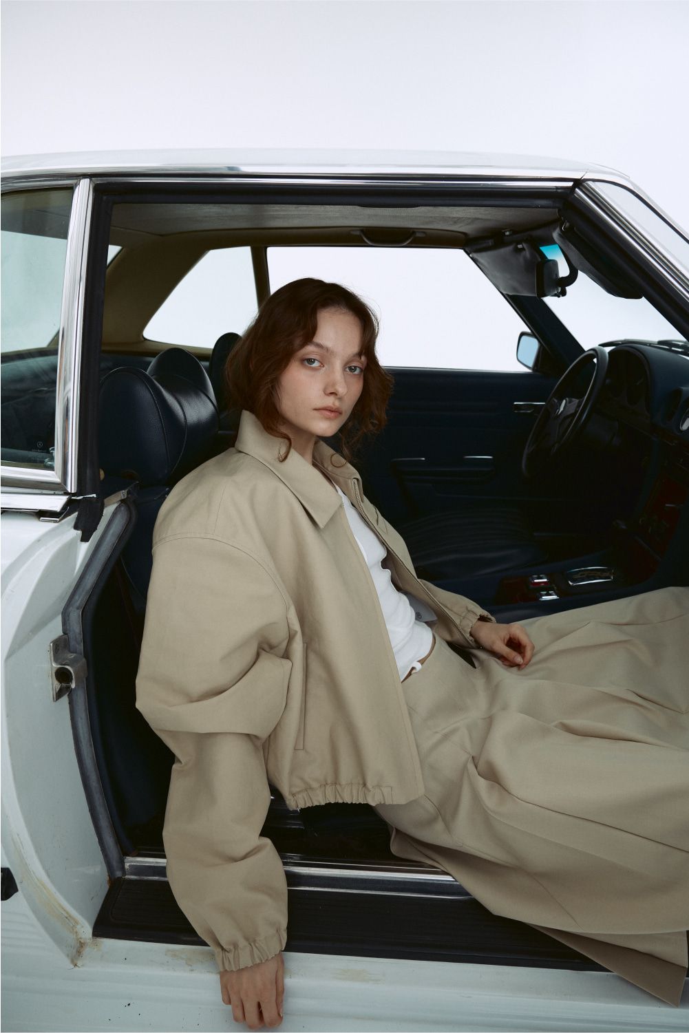코튼 헤링턴 재킷, 32만8천원. 플리츠 버클 스커트, 28만8천원.