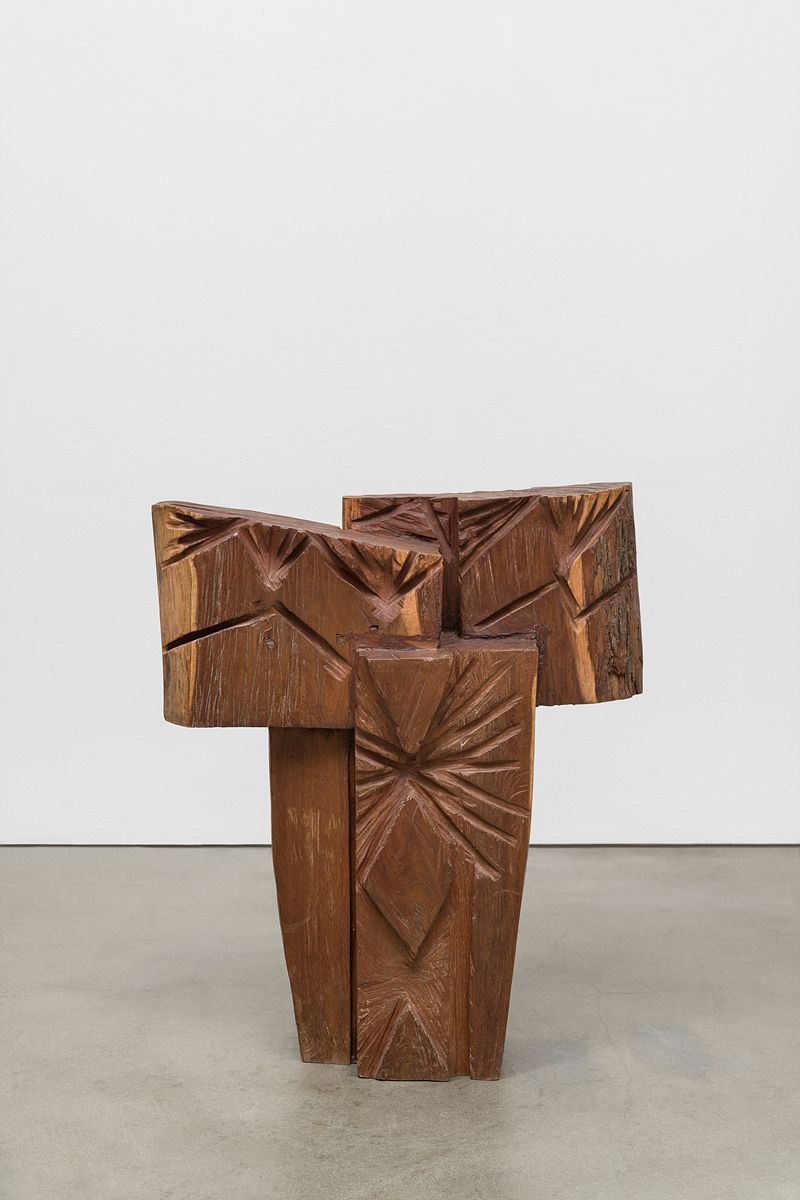 김윤신(b. 〈합이합일 분이분일 2000 653 〉 2000 Algarrobo wood 74 x 63 x 25 cm Courtesy of the artist and Kukje Gallery 사진: 안천호 이미지 제공: 국제갤러리