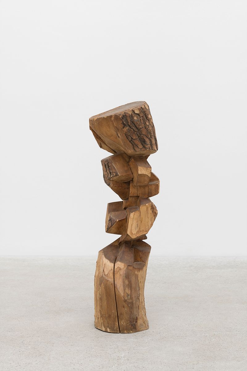 김윤신(b. 〈합이합일 분이분일 1978 〉 1978 Pine wood 68 x 18 x 20 cm Private Collection Courtesy of the artist 사진: 안천호 이미지 제공: 국제갤러리 김윤신