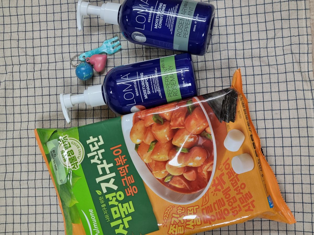 로마 ‘에센셜 라인’과 함께 풀무원 식물성 떡볶이를 사진에 담아봤다.