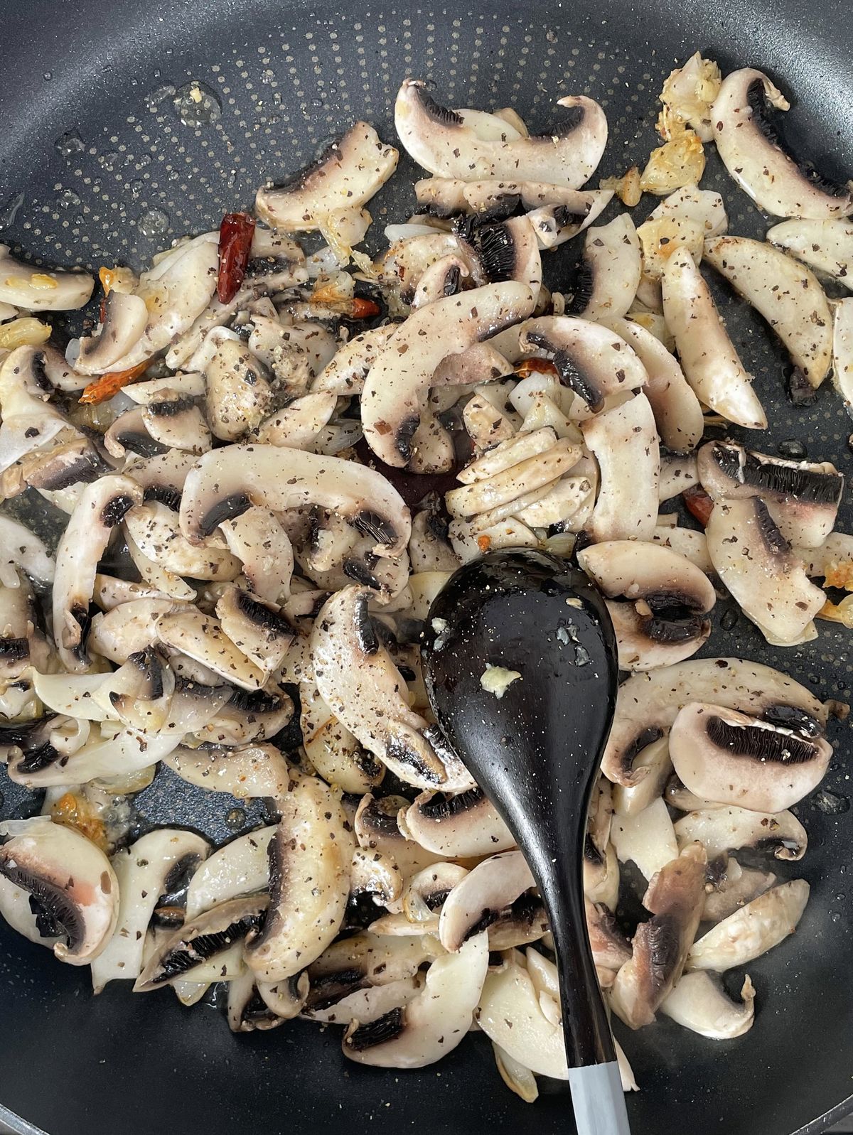 버섯과 페페론치노, 후추를 넣어 볶는다.