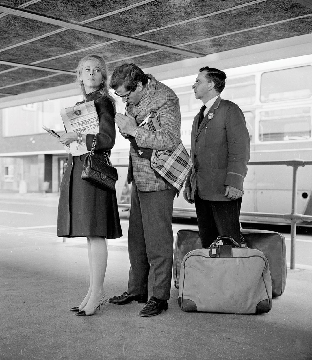 1965년, 샤넬 백을 들고 있는 배우 제인 폰다와 남편인 감독 로제 바딤. © Reg Burkett