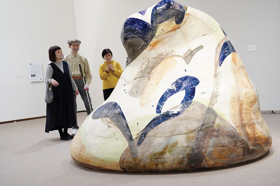 다큐멘터리 <눈이 보이지 않는 시라토리 씨, 예술을 보러 가다> 스틸 컷.