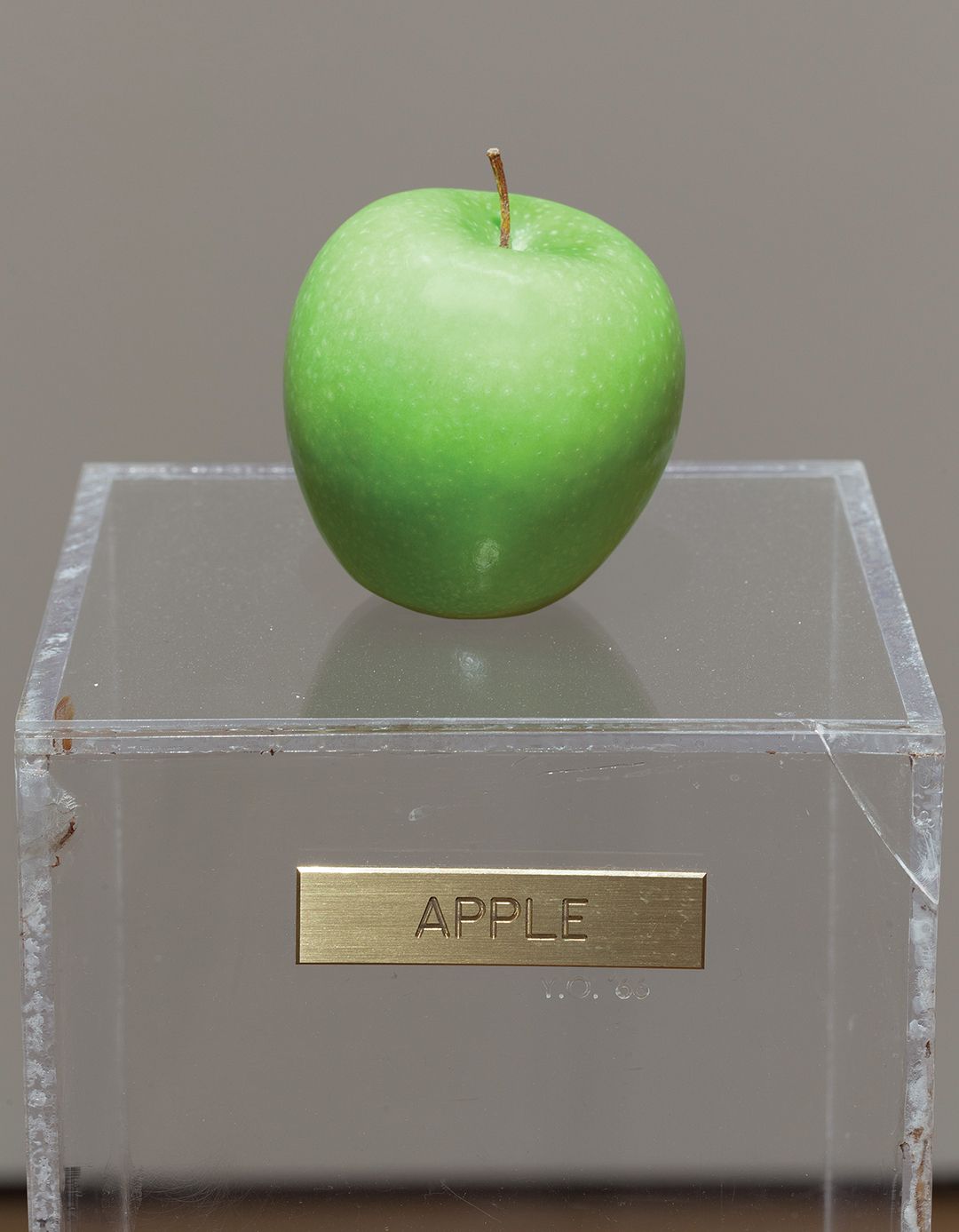 YOKO ONO, <Apple>, 1966, «Yoko Ono: One Woman Show, 1960-1971». MoMA, NYC, 2015. Photo ⓒ Thomas Griesel