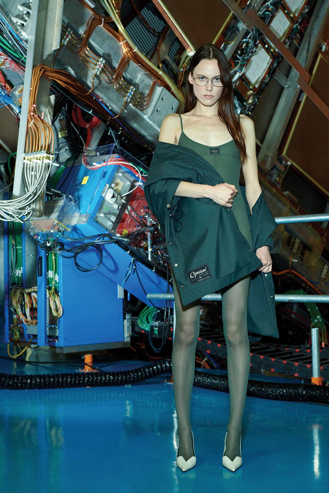 (위) 낮의 캐주얼과 밤의 우아함을 합친 프리폴 2024 캠페인. 옷감은 CERN 연구소의 기계들에서 영감을 얻었다. (아래) 프리폴 2024 컬렉션을 위한 니트 루렉스, 유광 일렉트릭 블루 자카드, 테크니컬 나일론 및 실리콘으로 덮인 레이스 원단.