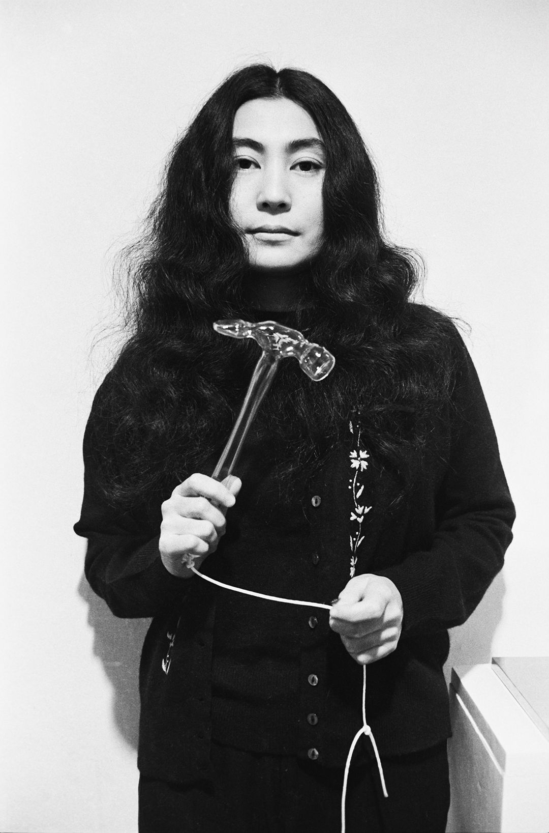YOKO ONO with Glass Hammer, 1967 from «HALF-A-WIND SHOW», Lisson Gallery, London, 1967. ⓒ Clay Perry