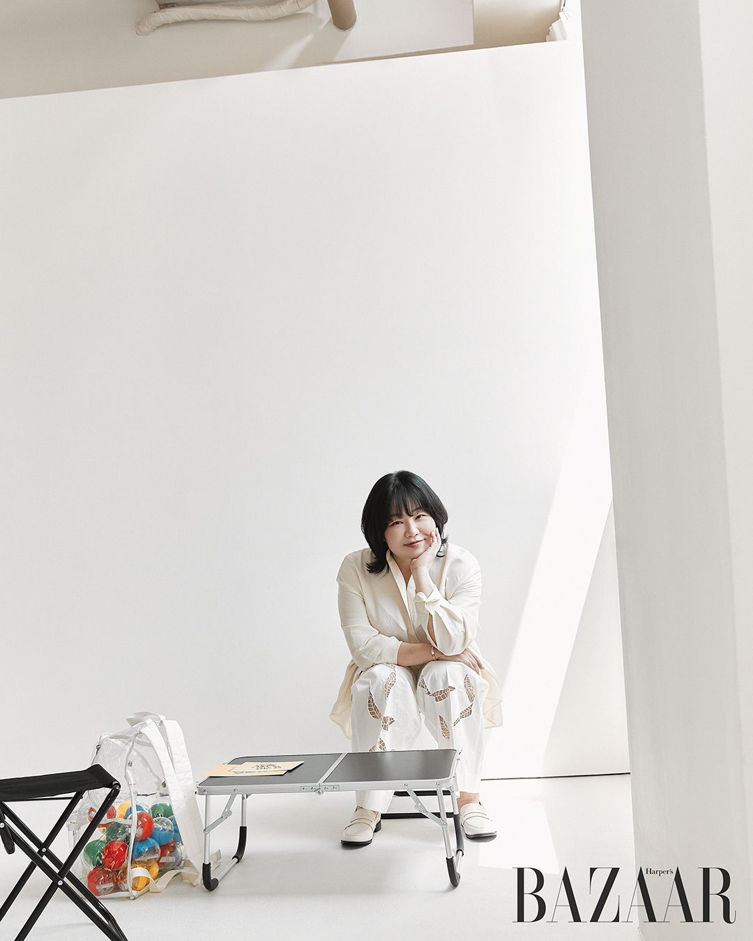 셔츠는 Arket. 팬츠는 Cos. 슈즈는 Sappun.