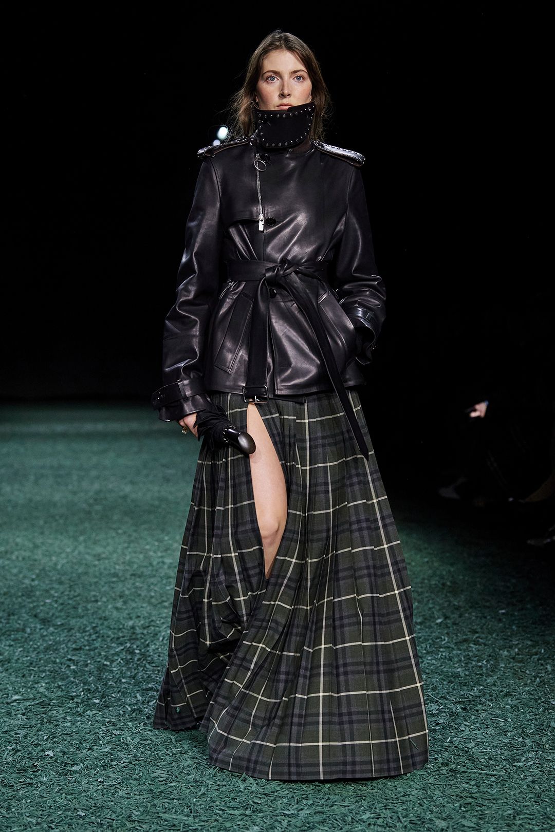 2024 F/W 버버리 쇼에서 피날레를 장식한 마야 위그램.