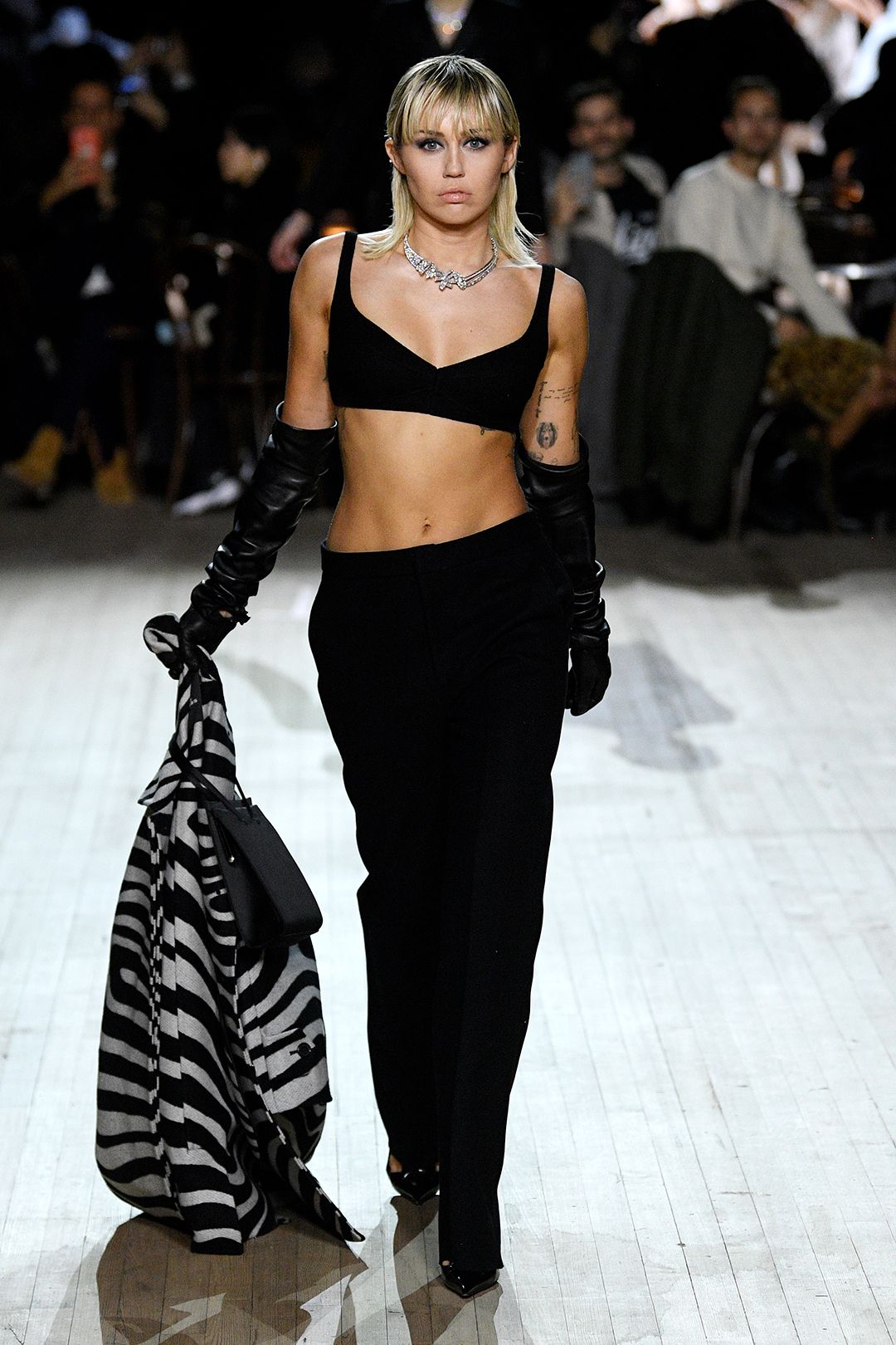 2020 F/W 쇼의 마일리 사이러스. 