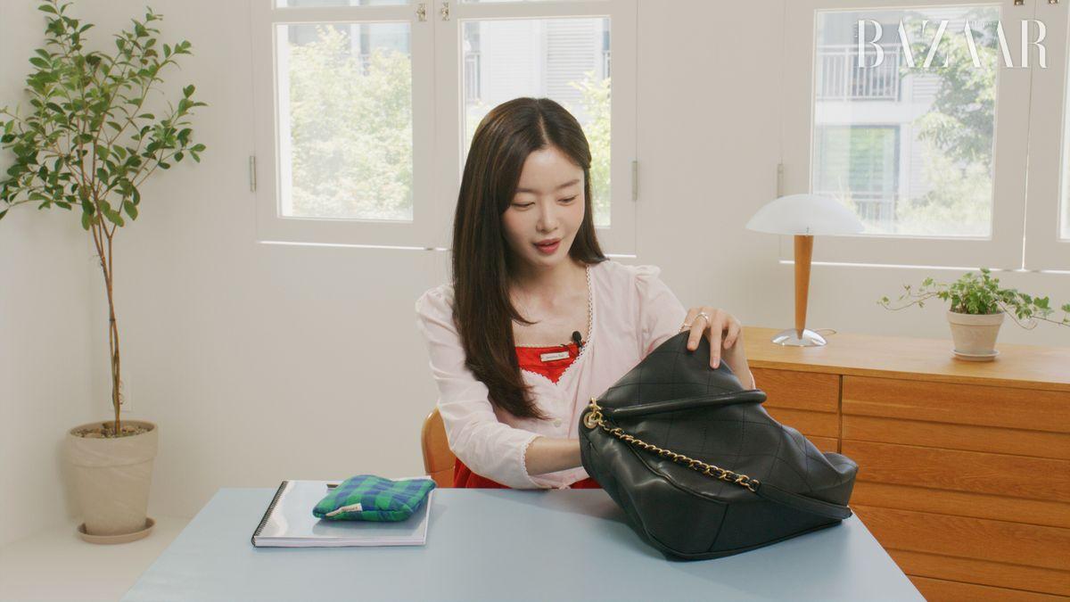 하트 모티브 이어링, 빈티지헐리우드. 심플 실버링 모두 밸랫. 핑크 코튼 블라우스, 레드 실크 원피스 모두 오버듀플레어.