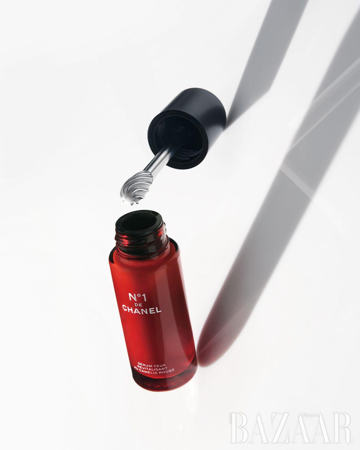 N°1 DE CHANEL 레드 까멜리아 아이 세럼 15ml 14만9천원, 리필 12만6천원.