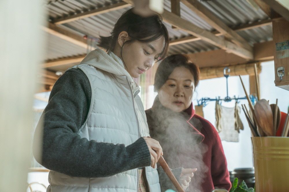 배우 신민아와 김해숙 / 영화 <3일의 휴가> 스틸