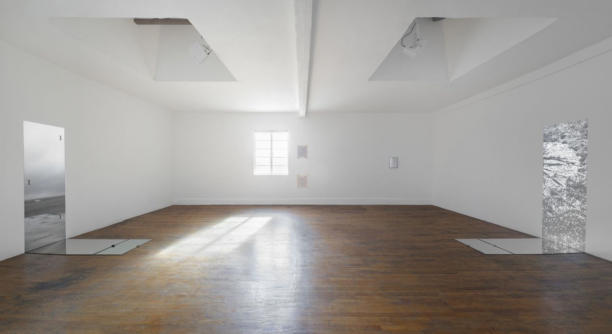 《Jesse Chun: 밤, 낮, 달, 비, Speaking in Tongues》 커먼웰스앤카운슬 로스앤젤레스 2024 전시 전경 Image courtesy of the artist and Commonwealth and Council.