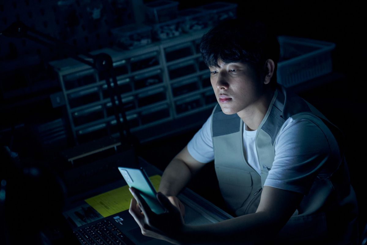 넷플릭스 영화 <스마트폰을 떨어뜨렸을 뿐인데> 스틸