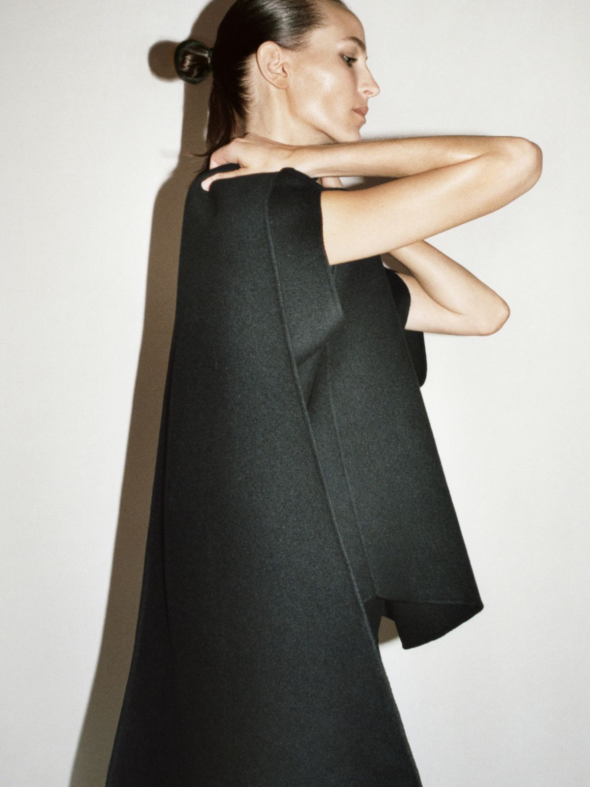 COS AW24 아틀리에 컬렉션