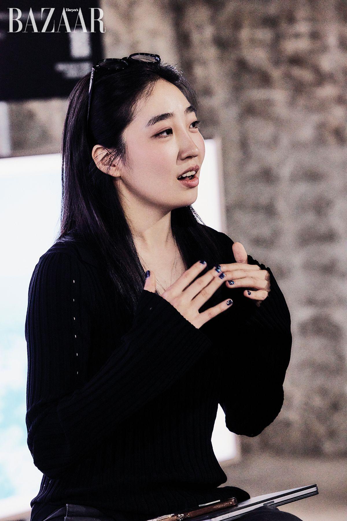 8월 28일 열린 아티스트 토크에서 관람객의 질의에 응답하는 작가 허수연.