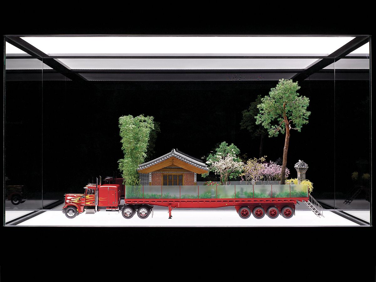 서도호, <비밀의 정원>, 2012, 혼합 재료, LED 조명이 부착된 디스플레이스 케이스, 199x180x82cm. 사진: 정태수. 작가, 리만머핀(뉴욕, 홍콩, 서울), 빅토리아 미로(런던, 베니스) 제공. © 서도호.