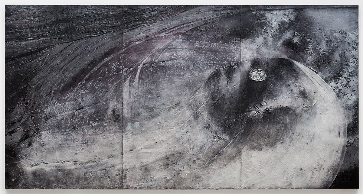 정희민, <벌린 입 사이로 흩어짐 없음 모름>, 2024, Acrylic, gel medium, and UV print on canvas, 240x459cm.