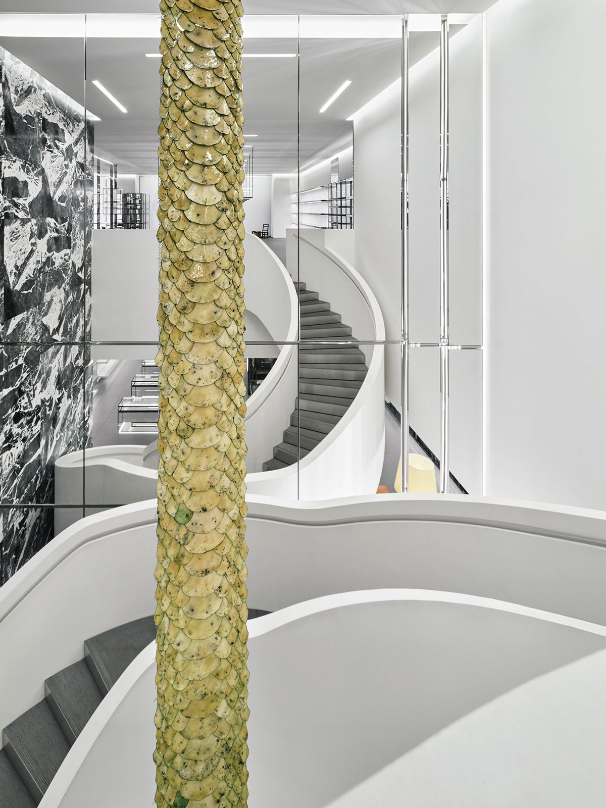 Elaine Cameron-Weir, <Snake X>, 2019. 도쿄 오모테산도.