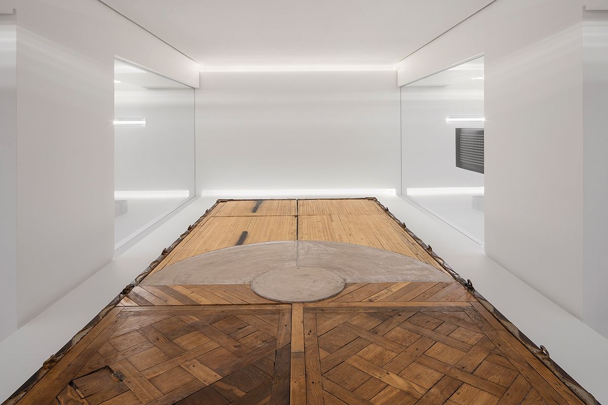 Oscar Tuazon, <Mobile Floor>, 2019. 파리 그레넬.