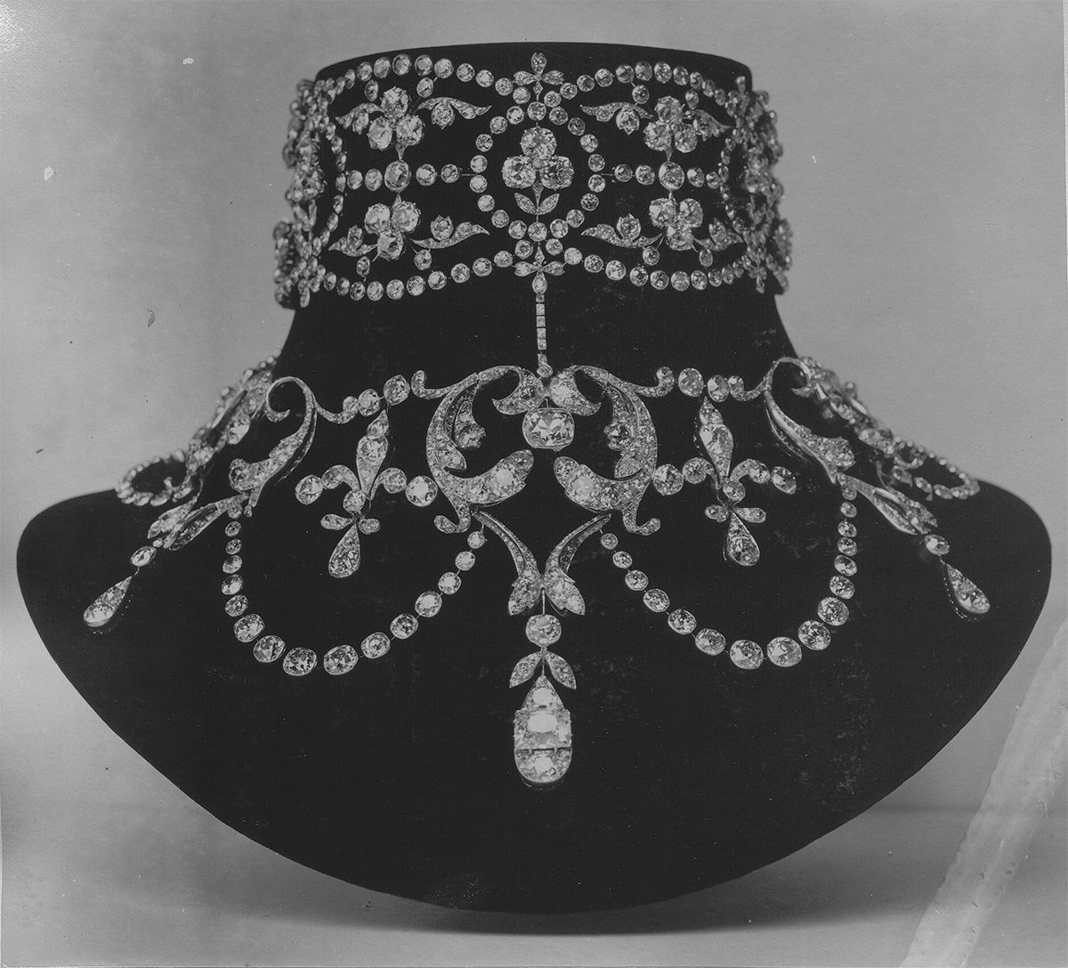 목걸이, 1899년.