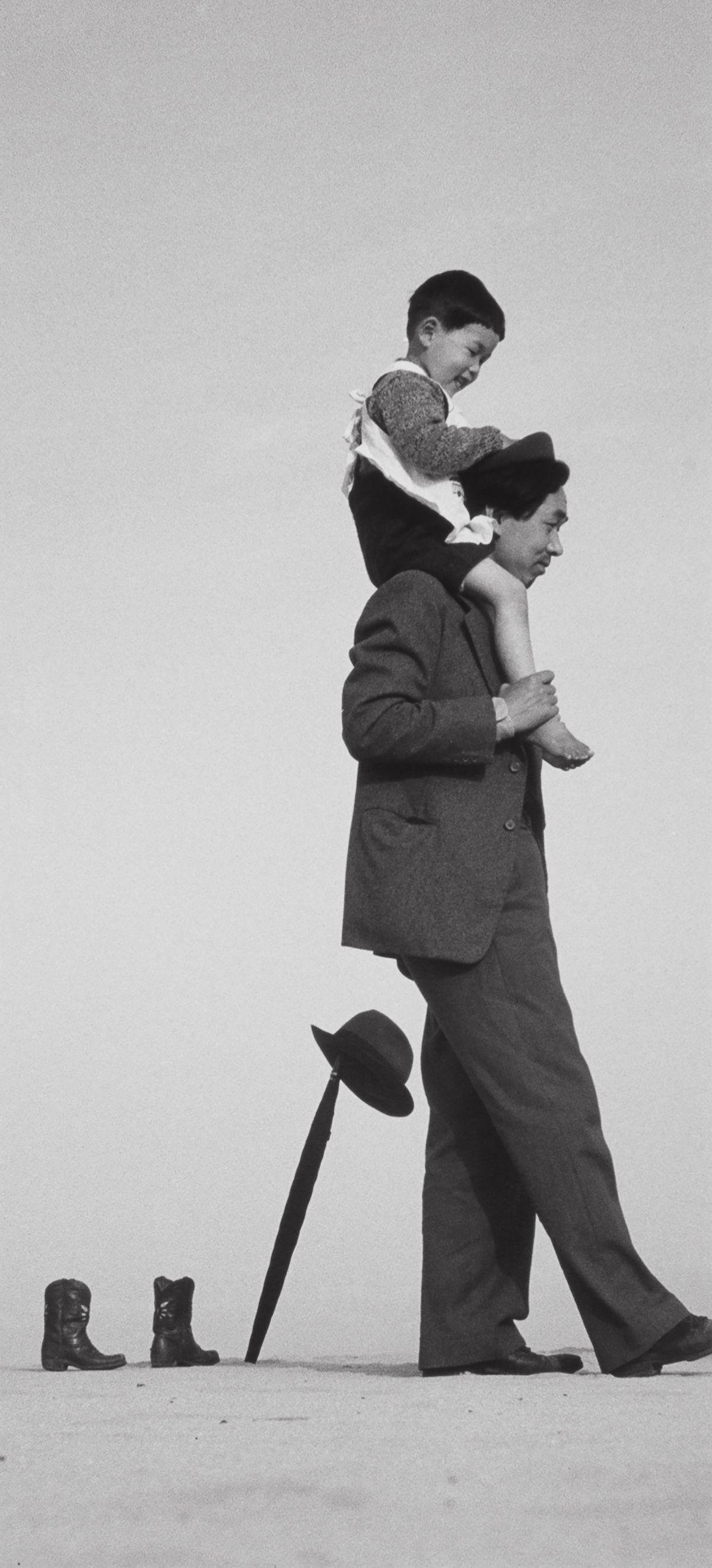 <아빠와 도오루(Dad and Tocchin)>, 1949, 26.7x12.2cm. © SHOJI UEDA